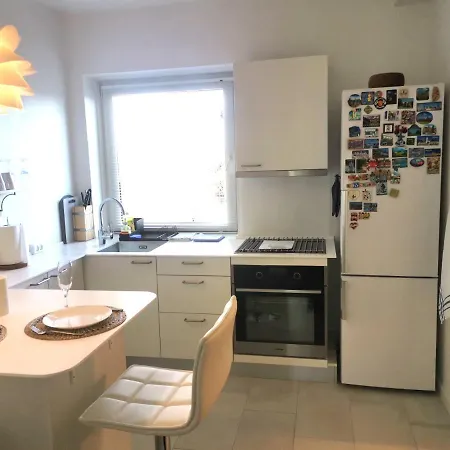 Cosy Apt. In Near Airport- Metro-beach. Apartment *