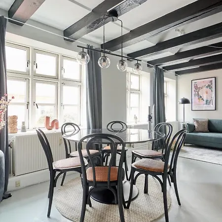 Apartman Unique 2 Bedroom Duplex W Exposed Beams In Cph Koppenhága