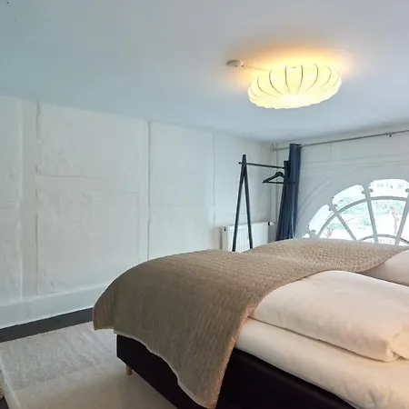 Stylish Spacious W 3br In