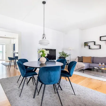 Sanders Leaves - Chic Three-bedroom In Downtown