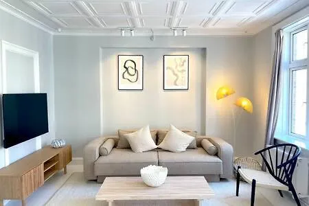 2 Bedroom Flat In Trendy Area *