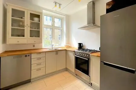 2 Bedroom Flat In Trendy Area *