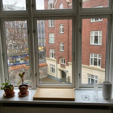 400 M From Metro Modern Cozy Apartment