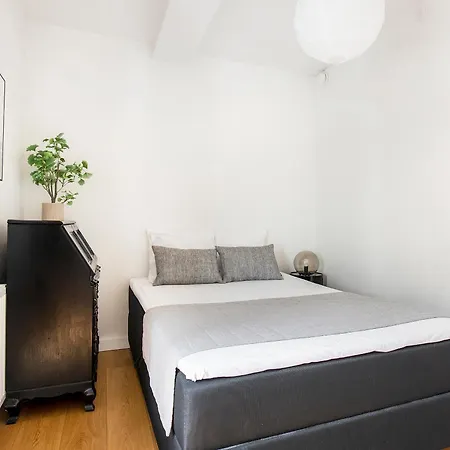 Sanders Leaves - Chic Three-bedroom In Downtown
