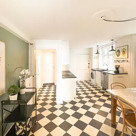 Lejlighed Large Flat With 4 Bedrooms In *
