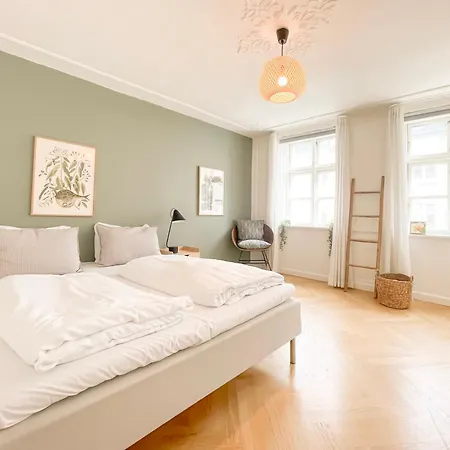 Large Flat With 4 Bedrooms In *
