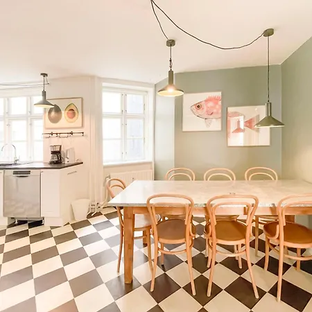 Large Flat With 4 Bedrooms In Lejlighed København