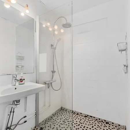 In Quiet White Hortensiavej 8 On Frederiksberg C بيت شباب كوبنهاجن