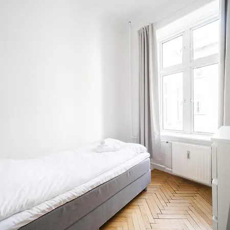 Fantastic 3-bed With French Balcony And Lake-views Copenhagen