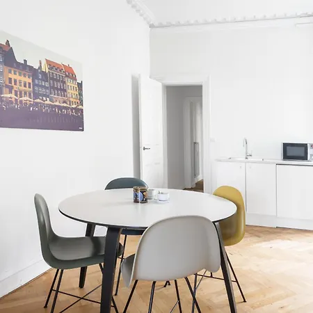 Apartment Fantastic 3-bed With French Balcony And Lake-views *