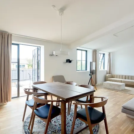 Cozy And Bright With Private Car Park *
