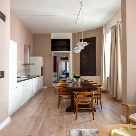 Deluxe Apartment At Perfect Location *