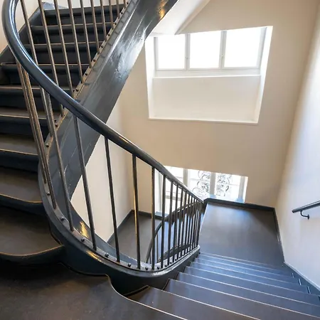 Deluxe Apartment At Perfect Location *
