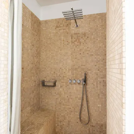 Deluxe Apartment At Perfect Location