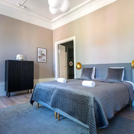 Deluxe Apartment At Perfect Location *