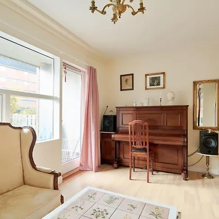 Classic Groundfloor With Patio Close To Metro