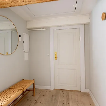 Lägenhet With Exposed Ceiling Beams *