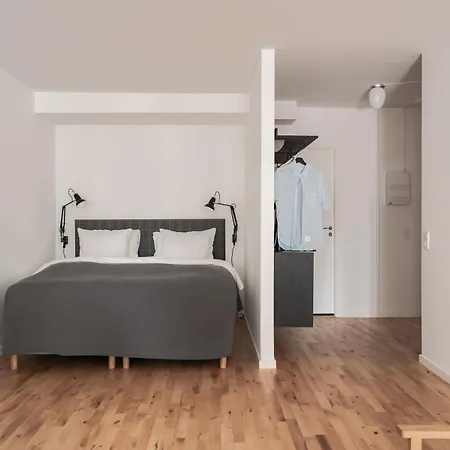 Queens Courtyard By Daniel&jacob's