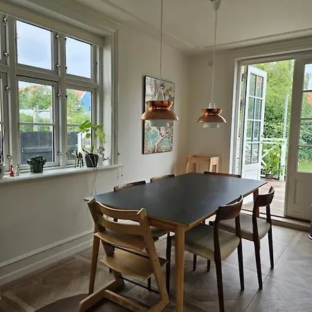 Flot Stort Hus I Valby Udlejes! København
