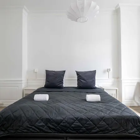 Apartment Chic In Vibrant Area By Canals *