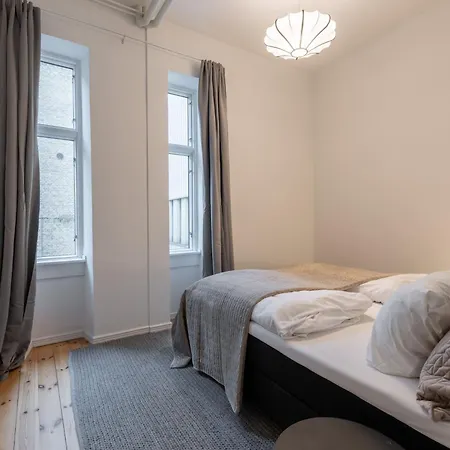Stunning 5 Bedroom By The Lakes Apartment *
