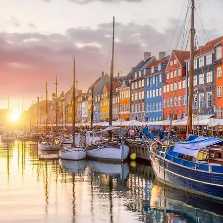 Spacious Double-apartment For 10 In Cph Center Copenhague