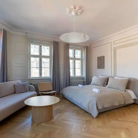 Spacious On Lively & Vibrant Street Appartement