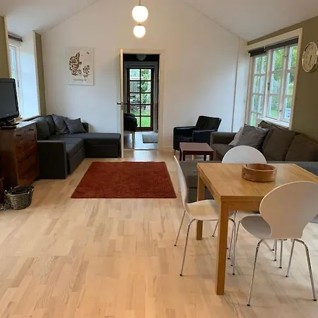 Casa vacanze Modern 2 Bedroom Close To Airport And Town - Sleeps 8 *