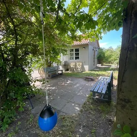 Modern 2 Bedroom Close To Airport And Town - Sleeps 8 Vakantiehuis