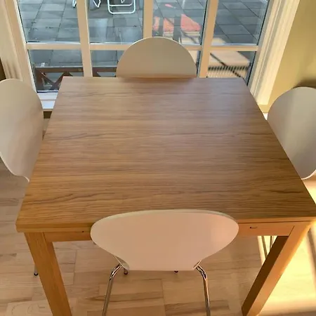 Modern 2 Bedroom Close To Airport And Town - Sleeps 8 *
