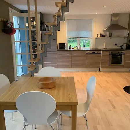 Modern 2 Bedroom Close To Airport And Town - Sleeps 8 Vakantiehuis