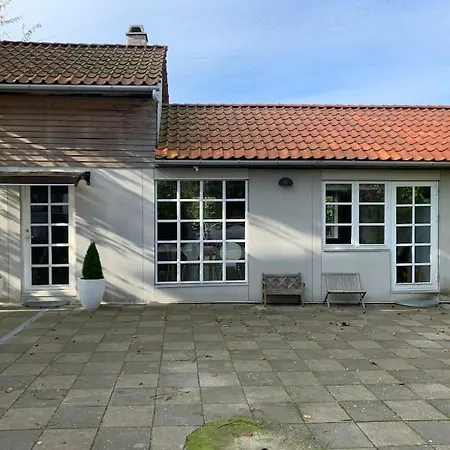 Vakantiehuis Modern 2 Bedroom Close To Airport And Town - Sleeps 8 *
