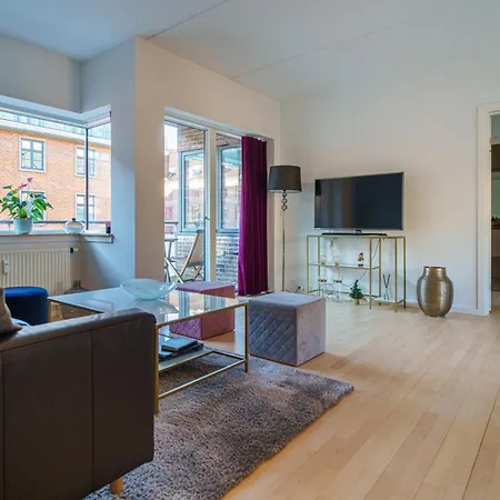 Spacious & Comfortable Near Tivoli & Metro København
