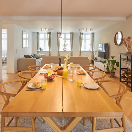 Designer 2 Bedroom With Private Balcony Apartament