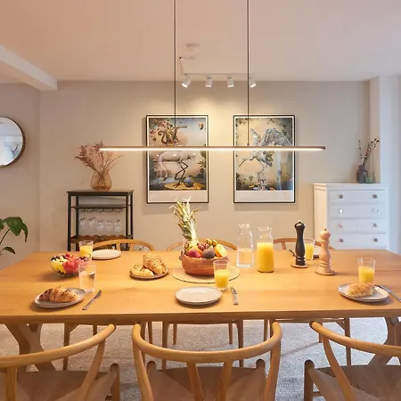 Designer 2 Bedroom With Private Balcony Apartament *