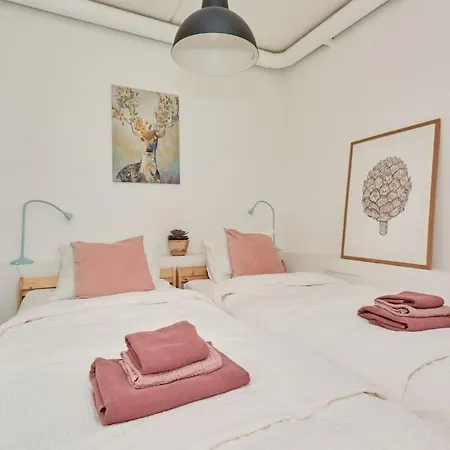Luxury - Family Friendly - - Cozy- Balcony Apartment
