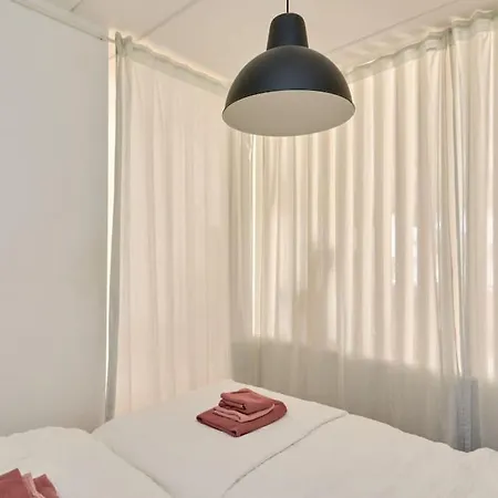 Luxury - Family Friendly - - Cozy- Balcony Apartment