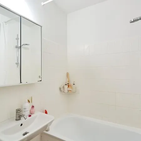 Apartment Luxury - Family Friendly - - Cozy- Balcony