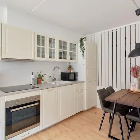 Luxury - Family Friendly - - Cozy- Balcony *