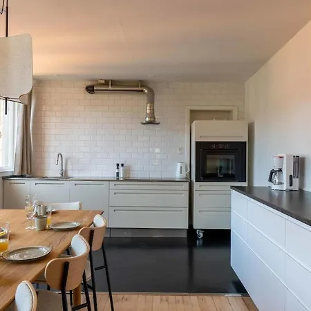 10 Person In The Heart Of Apartment