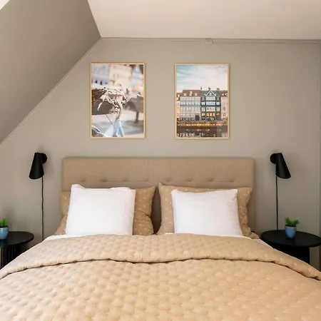 10 Person In The Heart Of Apartment