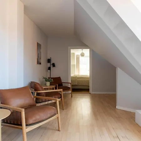 10 Person In The Heart Of Apartment