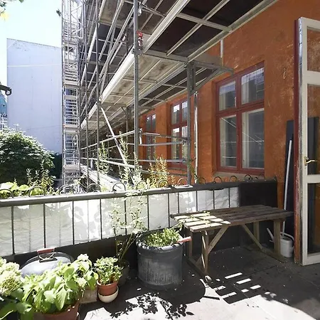 Lejlighed Balkon Med Udsigt Midt I