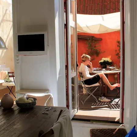 Lejlighed Balkon Med Udsigt Midt I *