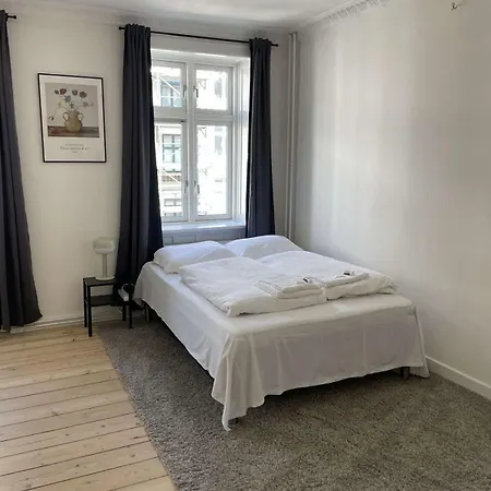 Amazing 2-bedroom By The Lakes Apartment