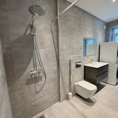 Apartment Newly Renovated 2br With Large Balcony *