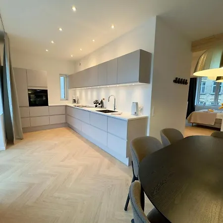 Apartment Newly Renovated 2br With Large Balcony *