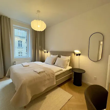 Apartment Newly Renovated 2br With Large Balcony *