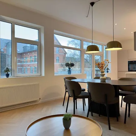 Apartment Newly Renovated 2br With Large Balcony