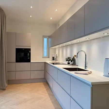 Newly Renovated 2br With Large Balcony *